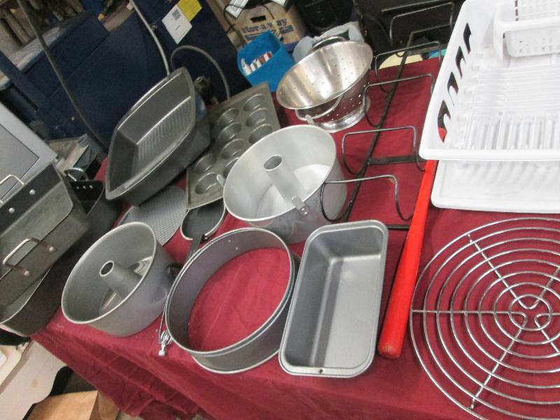 Kitchen Lot in Tote Dish rack, Win...