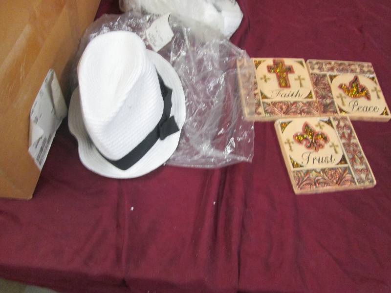 lot 256 image: Lot of 15 White Fedora Type White h...