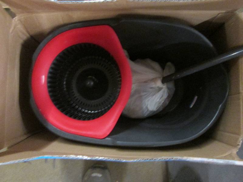 lot 4 image: O Cedar Easy Wring Spin Mop open bo...