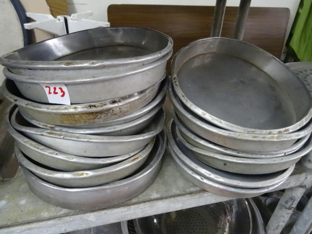 Misc pie and baking pans...