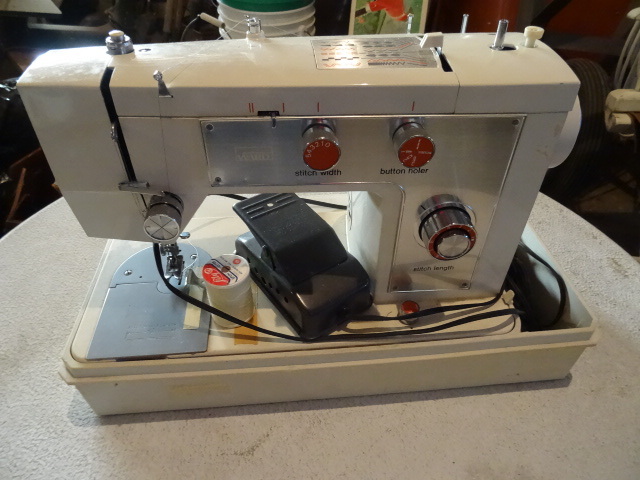 Montgomery Ward Sewing Machine UHTJ1276  Includes Foot Pedal