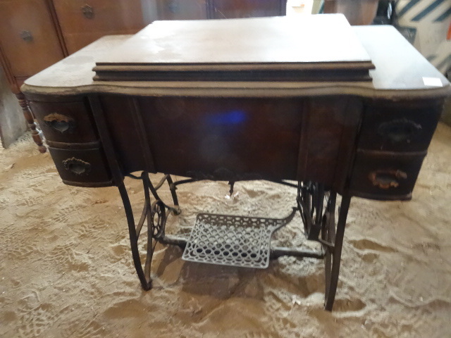 Vintage Standard Foot Pedal Sewing Machine.  1330886V