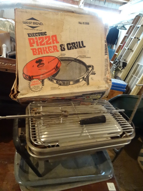 Westbend Electric Pizza Bajker and Grill.  5388.  Table Top Electric Grill