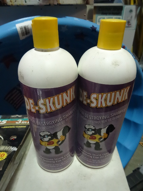 lot 225 image: NEW Qty 2 Bottles De-Skunk Odor Destroying Shampoo est $30 retail