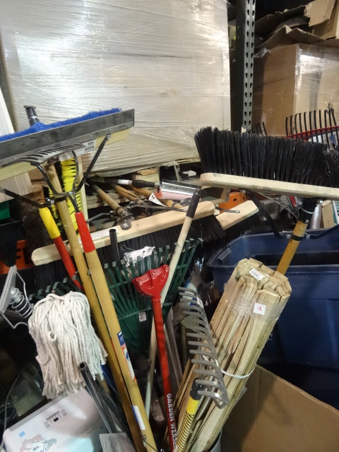 lot 18 image: NEW ENTIRE CONTENTS OF BIN 3x Rakes, 6x Brooms and much more. Various Conditions