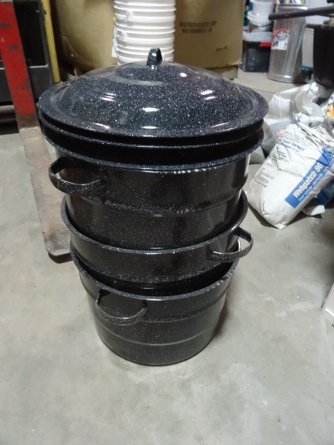 lot 74 image: NEW Qty 3 Graniteware 21.5 qt Canners with Jar Rack. Dented and Scratched