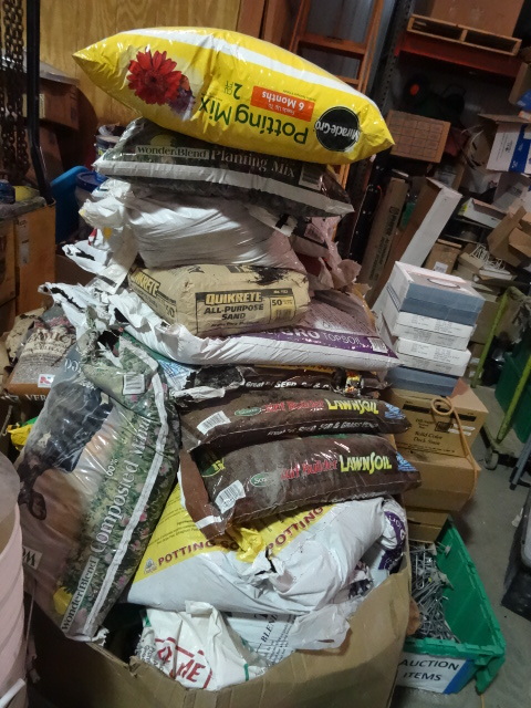 lot 185 image: NEW LARGE PALLET OF MIRACLE GRO POTTING MIX, FERTILIZER, POTTING SOIL, PELLETIZED LIME, COMPOSTED MANURE, GARDEN SOIL, AND MORE. $400-$600 retail price.