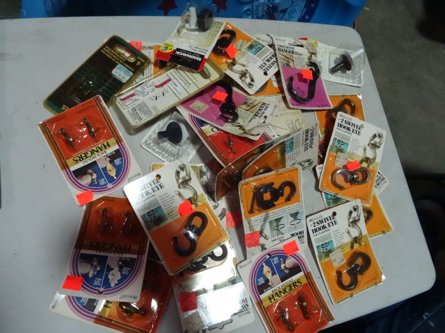 lot 200 image: NEW LARGE LOT Swivel Hangers and Hooks