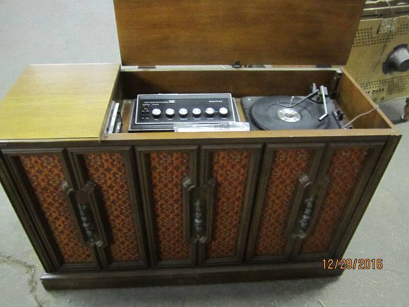 lot 5 image: Super clean Admiral console player ...