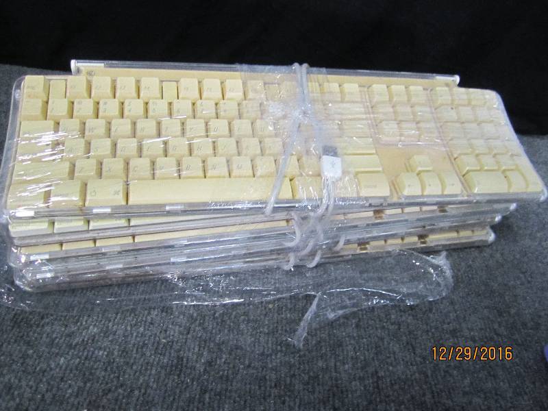 lot 24 image: 5 Apple keyboards not tested ...
