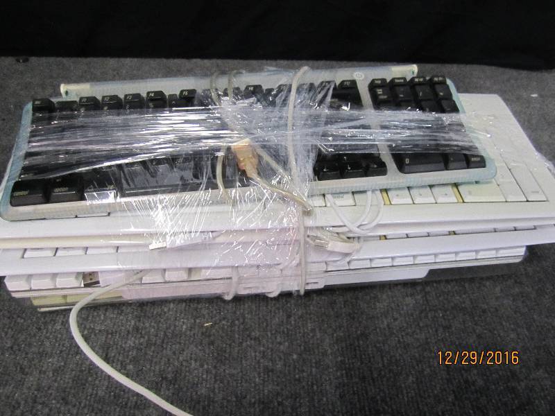 lot 25 image: 5 Apple keyboards not tested ...