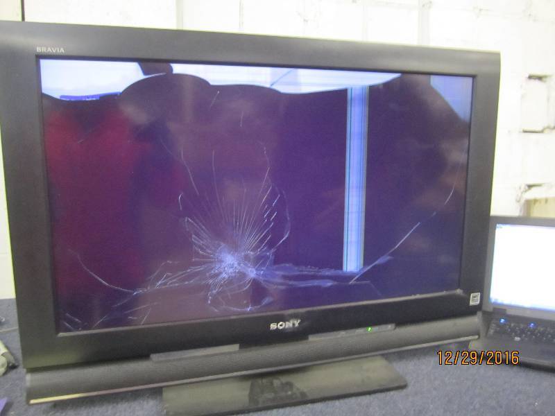 lot 35 image: Lcd didgetal color tv cracked scree...