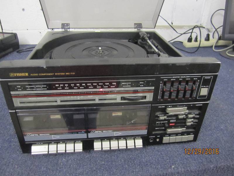lot 60 image: Fisher turn table MC-713 turns on...