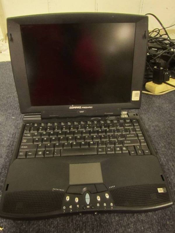 lot 82 image: Compaq Presario 1247 turns on dark ...