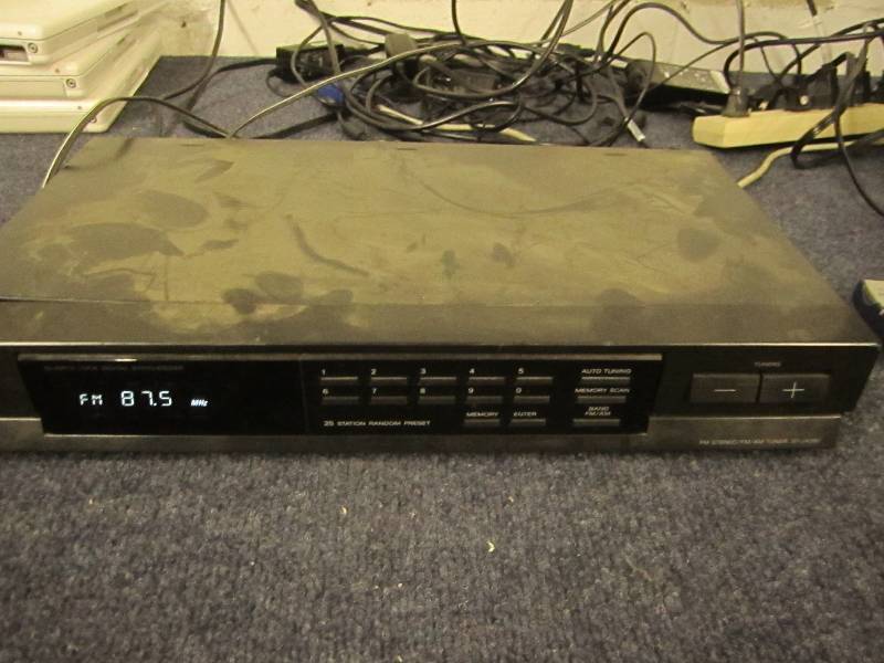 lot 163 image: Sony quartz lock didgetal synthacis...