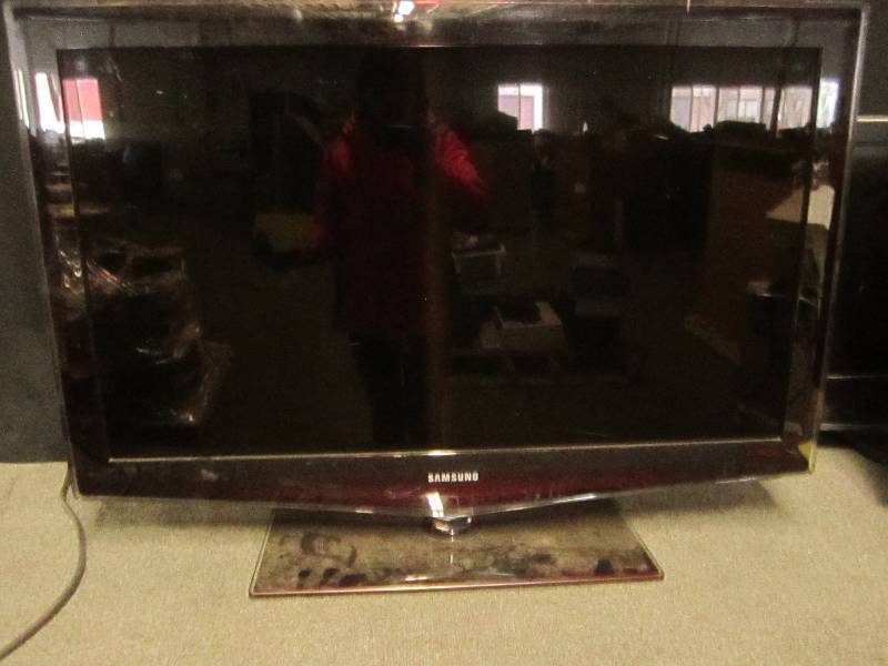 lot 164 image: Samsung Tv tested turns on...