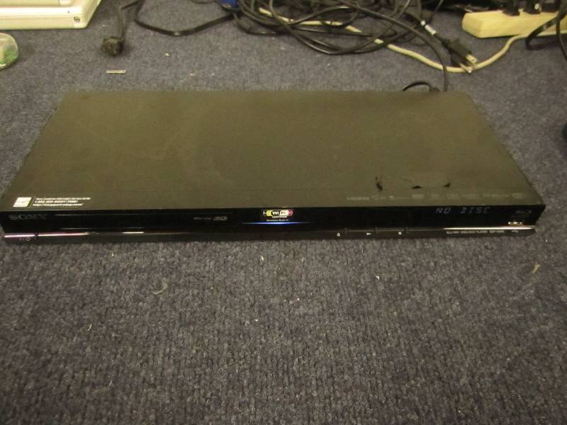 lot 165 image: Sony blueray player turns on wifi c...