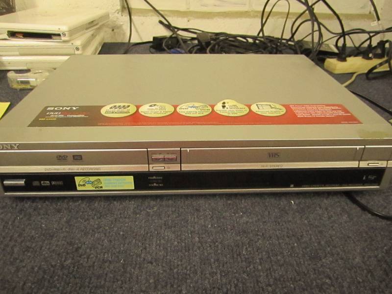 lot 168 image: Sony recorderRDV-VX500 turns on...