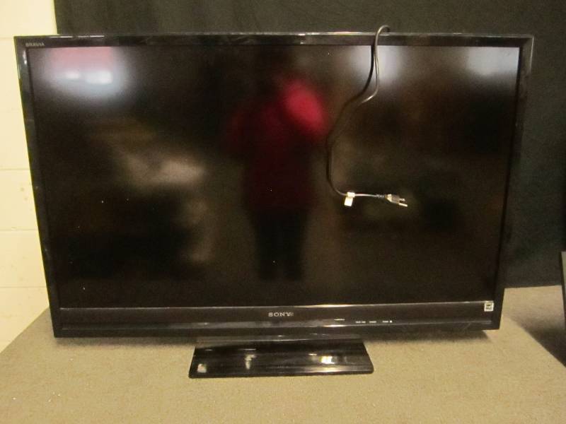 lot 169 image: Sony 46Bravia tv powers on...