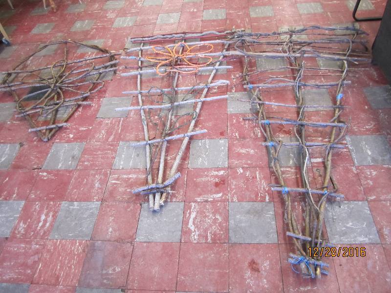 3 Vint trellises...