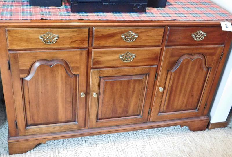 lot 2 image: Nice vintage dining room buffet