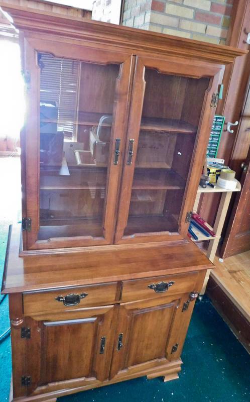 lot 3 image: Nice vintage dining room buffet
