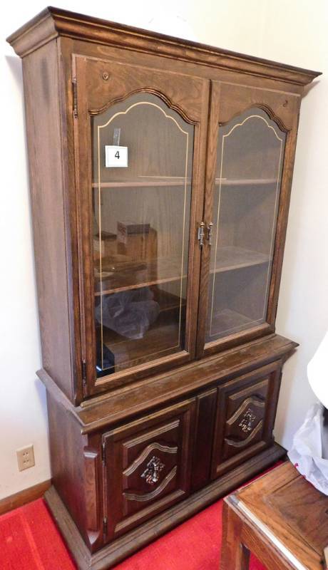 lot 4 image: Nice vintage dining room buffet