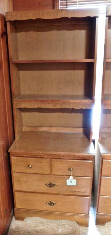 lot 9 image: small 3 drawer unit with 2 shelf hutch