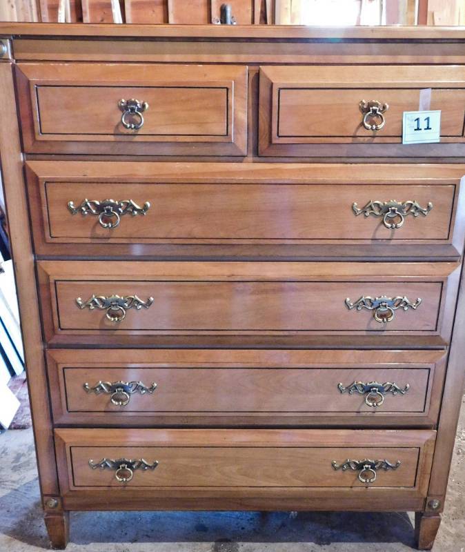 lot 11 image: Vintage RWAY 6 drawer dresser
