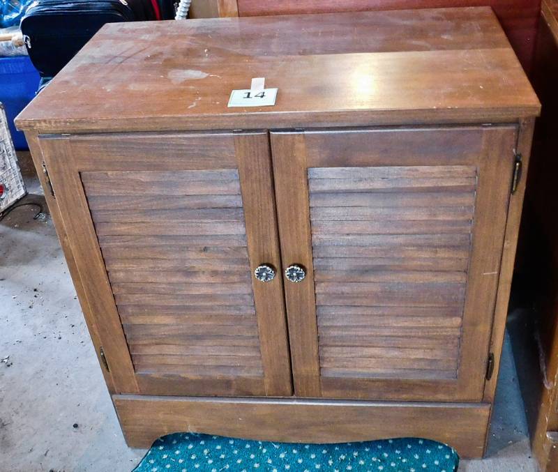 lot 14 image: vintage wooden 2 door cabinet