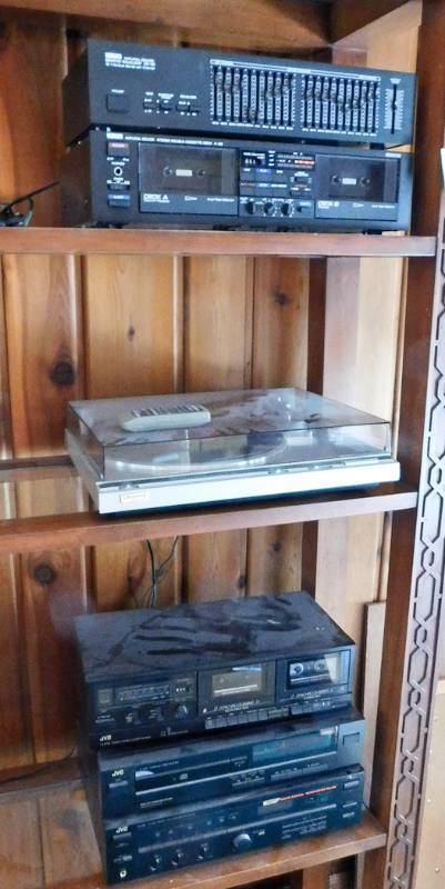 lot 20 image: several stereo components