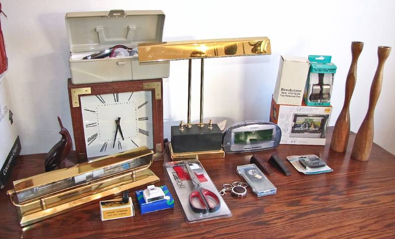 lot 60 image: large lot of office desk dcor