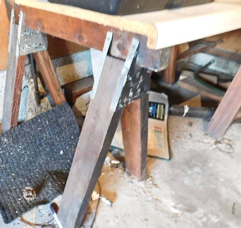 lot 43 image: 2 sawhorses and formica top