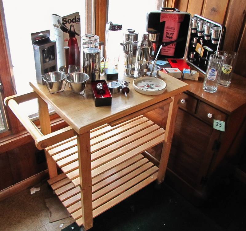 lot 25 image: Very large lot of bar items