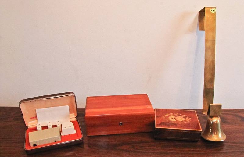 lot 104 image: jewelry box, lane mini chest