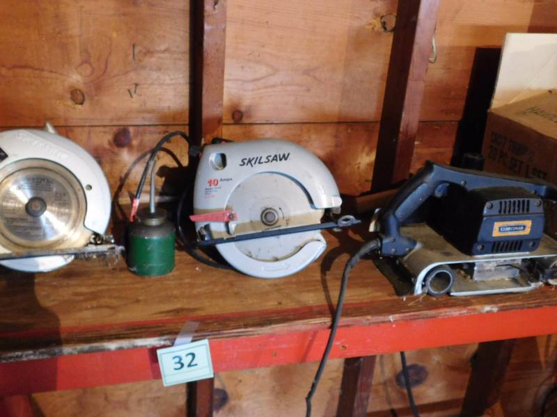 lot 32 image: 2 skill saws and a belt sander