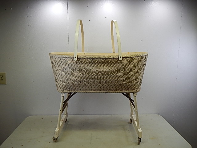 Vintage Baskenette Bassinet