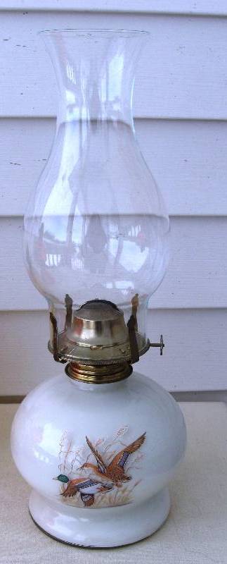 lot 029 image: 4 Vintage Oil Lamps
