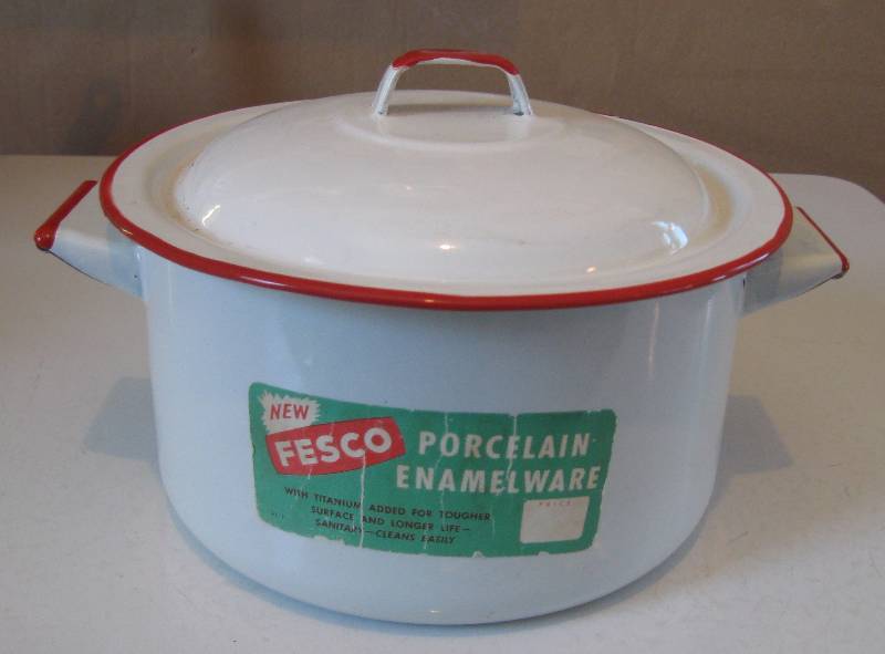 lot 013 image: Red & White Enamelware Ovenette, Saucepan & covered pot