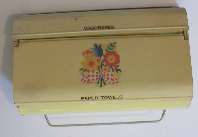 lot 024 image: Vintage Yellow Kitchen Lot