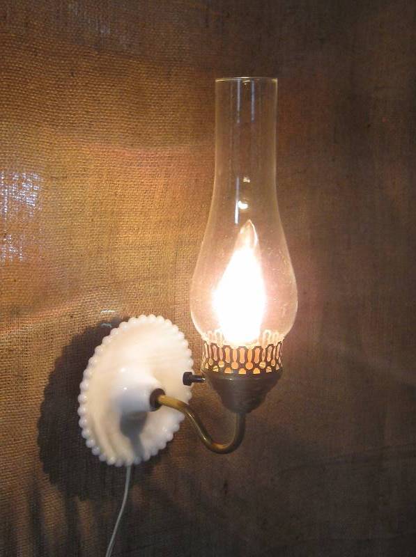 lot 031 image: Vintage Milk Glass Electric Lamps