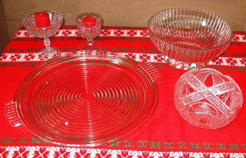 lot 035 image: Fancy Glass & Snowflake Theme Woven Tablecloth