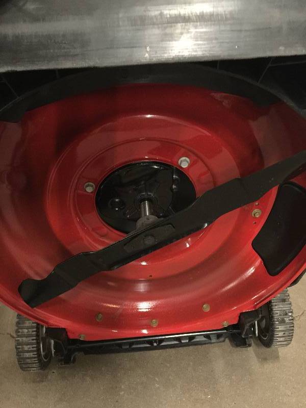 lot 69 image: Yard Machines 21 in. 140cc OHV Briggs & Stratton Self-Propelled Walk-Behind Gas Lawn Mower in like new working conditions