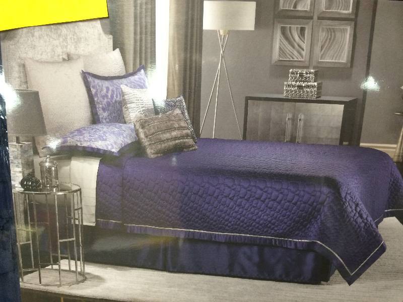 lot 82 image: Jennifer Lopez Center Stage King Coverlet New