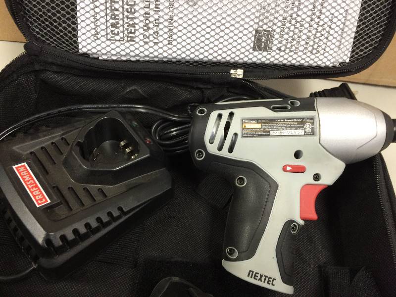 lot 17 image: CRAFTSMAN Drill Driver 12 volt Lithium corless in good working condition