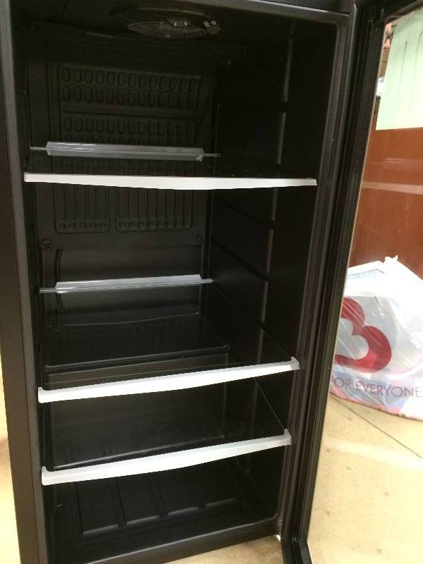 lot 71 image: Vissani Can Beverage Cooler in stainless steel