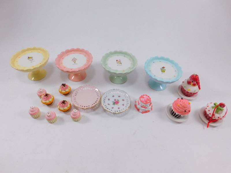 lot 67 image: Lot of Various Collectible Cupcake and Dessert Items