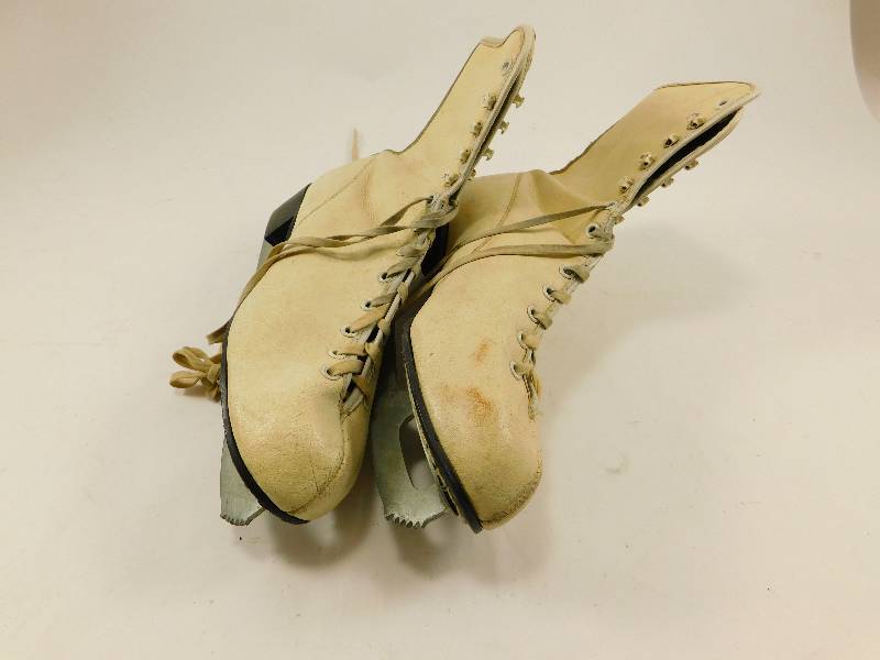lot 5 image: Vintage Womens Ice Skates