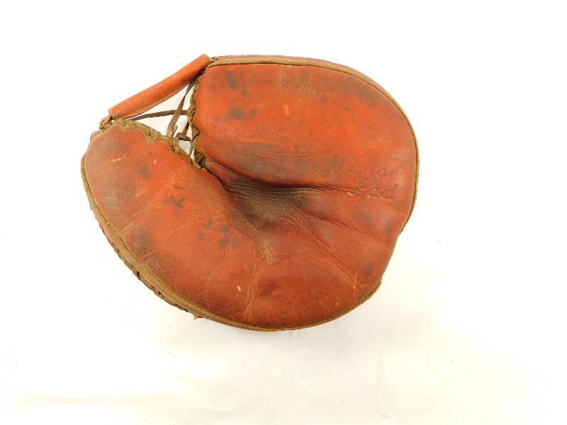 lot 6 image: Vintage Catchers Mitt