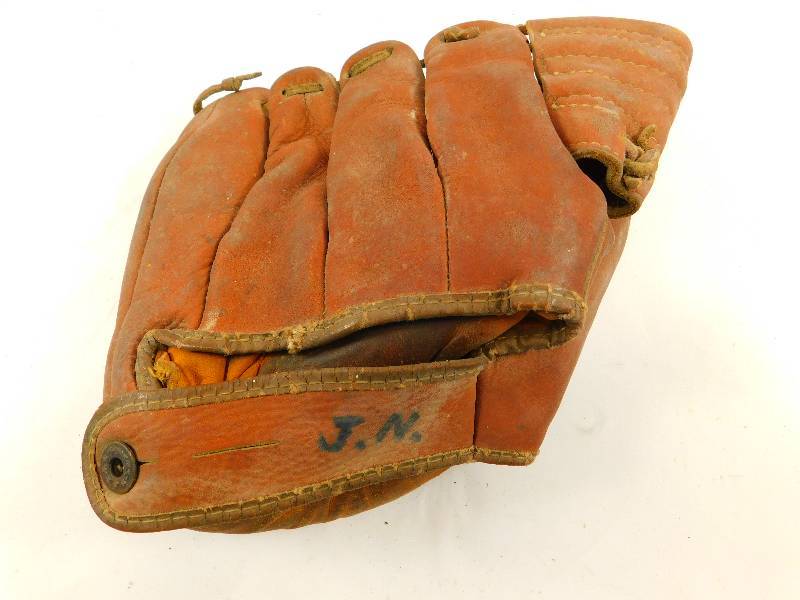 lot 7 image: Vintage Baseball Glove